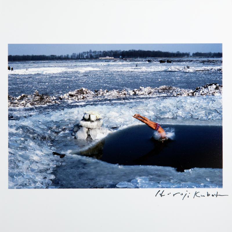 Mid winter swim who broke the ice of the Songhua Jiang River