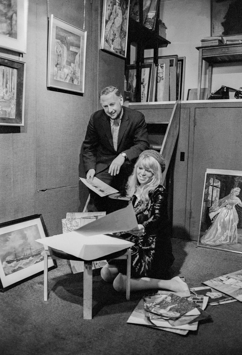 GB. ENGLAND. London. Actress Julie CHRISTIE browsing naive art at Portal Gallery, London. 1965.