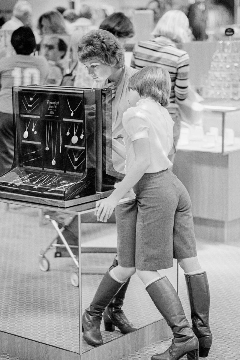 USA. ARIZONA. Phoenix. Shopping in Goldwaters the major department store. 1979.