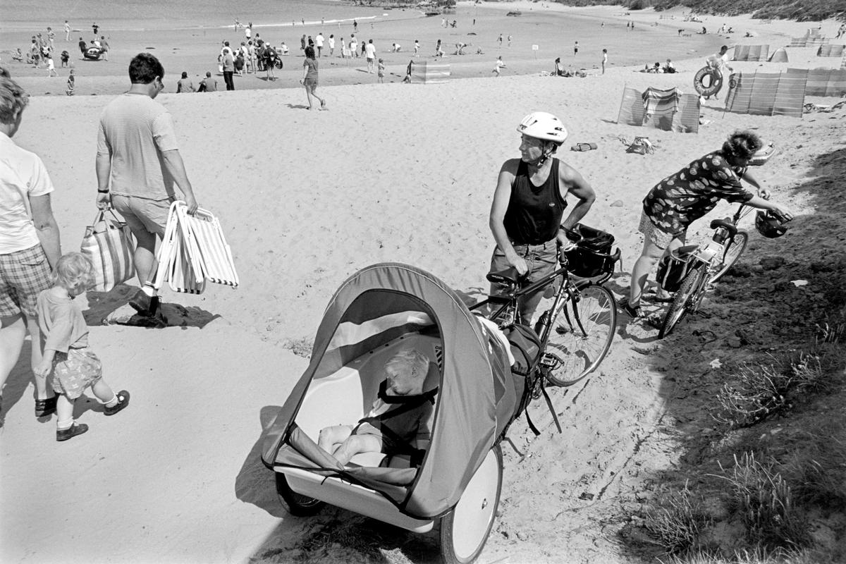 GB. WALES. Porthor. Arrival at the beach. 1997.