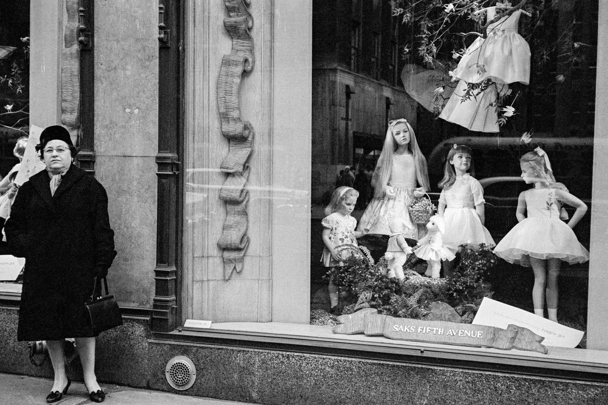 USA. NEW YORK. Manhattan. New Yorkers and the American flag. Reflections in a window. 1962