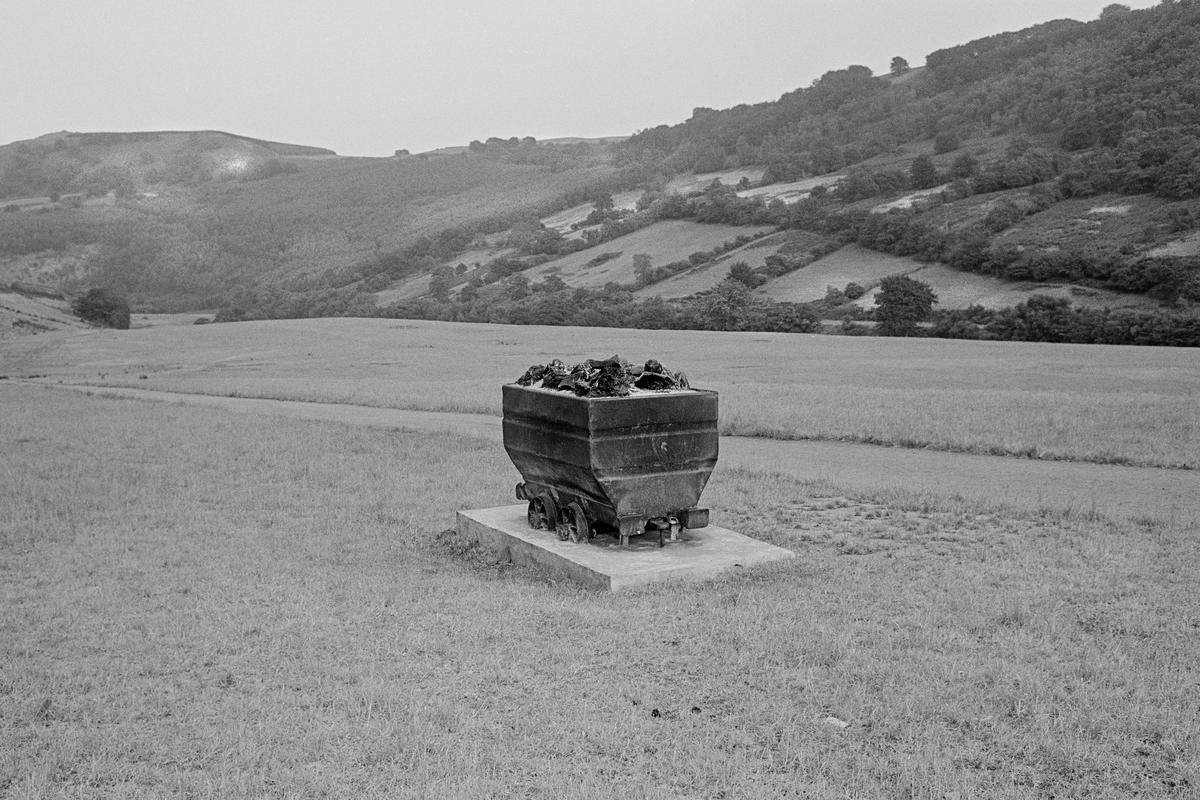 GB. WALES. Cwmfelinfach. Memorial to a hidden pit. 1974.