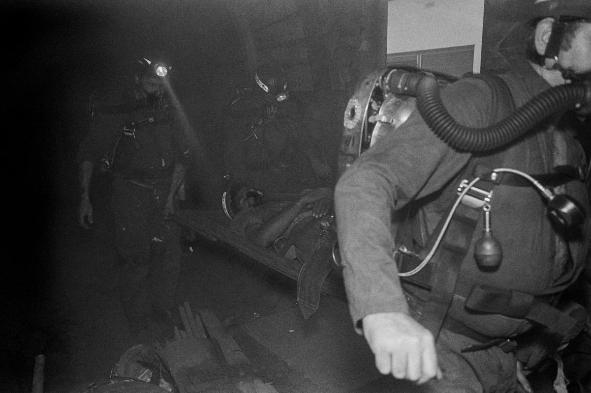 GB. WALES. The Porth mine rescue team try to help a trapped miner during a mine fire. 1989.