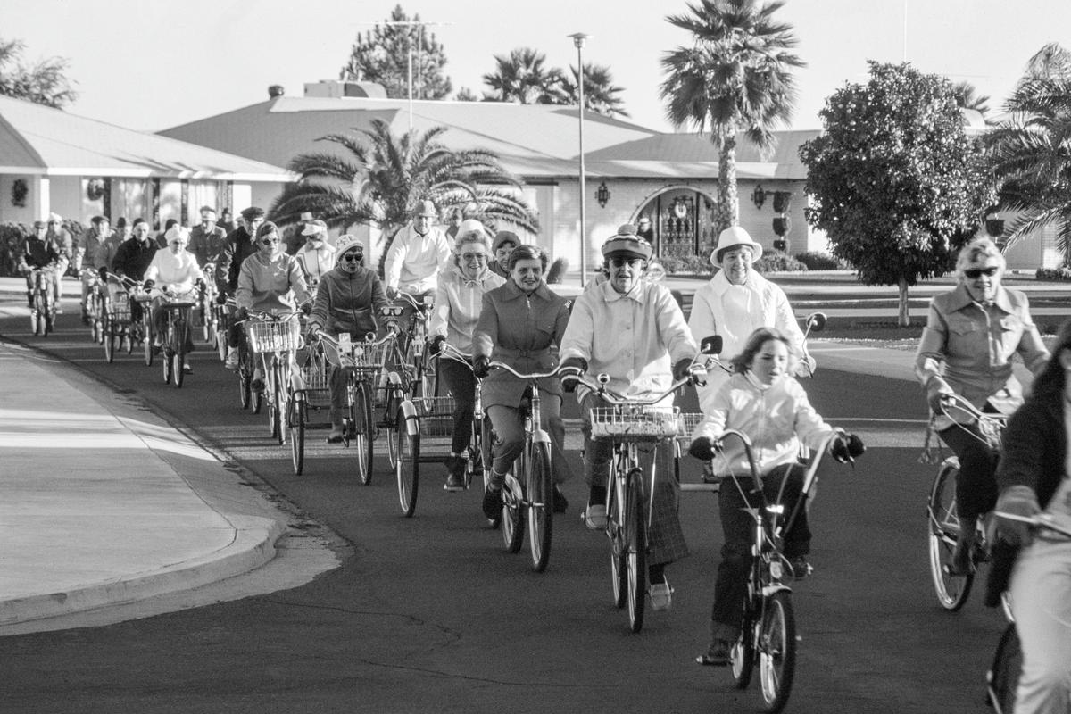 USA. ARIZONA. Sun City. Cycle-mates over 50s cycle club. Retirement city. 1980.