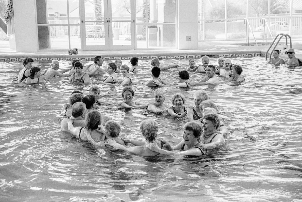 USA. ARIZONA. Sun City. Early morning water pool exercise class for the senior citizens. 2002