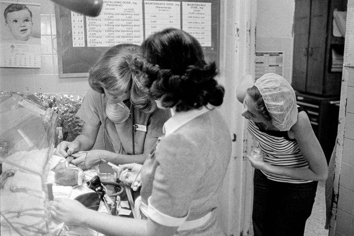 Preemie Baby unit at St Joseph&#039;s Hospital. A mother sees her preemie baby for the first time in an I.C.U. Phoenix, Arizona USA