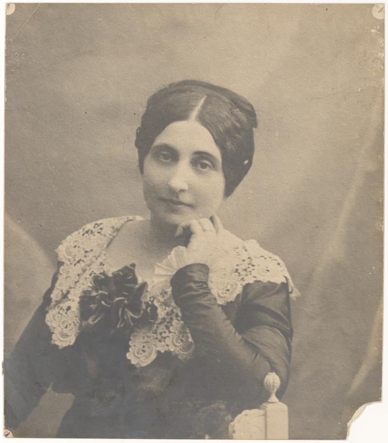 Portrait of a woman, half-length