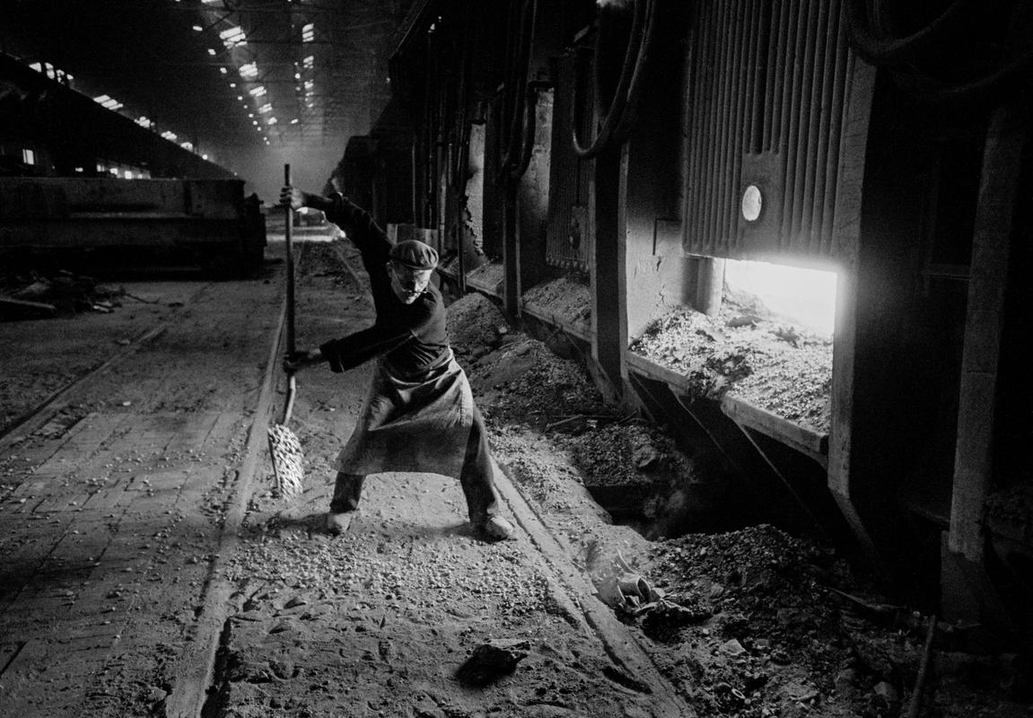 GB. WALES. Shotton. Working in Shotton Steel Works during its last days before closing. 1974.