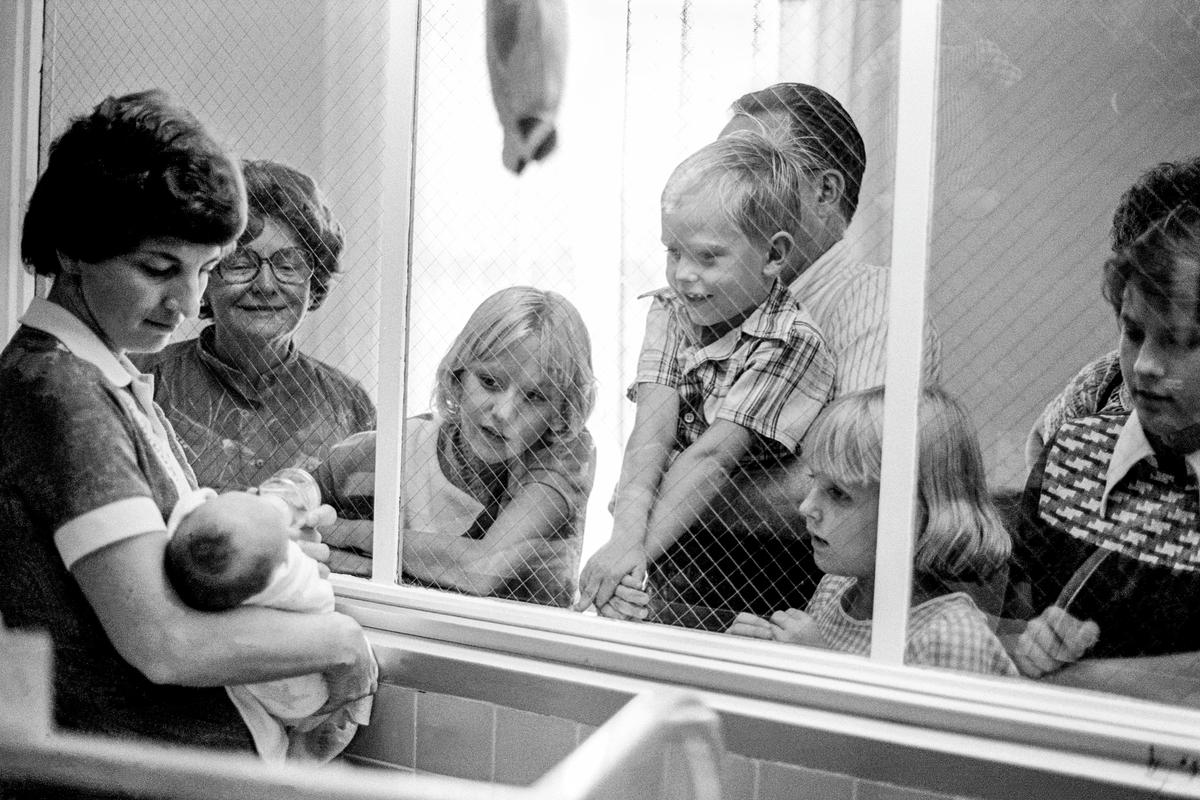 Preemie Baby unit at St Joseph&#039;s Hospital. Family seeing &quot;graduate&quot; baby now in the nursery and soon to go home. Phoenix, Arizona, USA