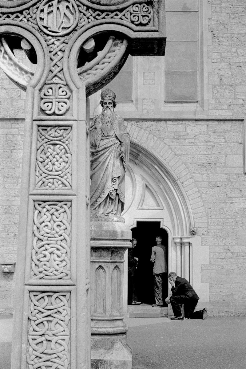 IRELAND. Kenmare. County Kerry. Overflow at a local church service. 1968.