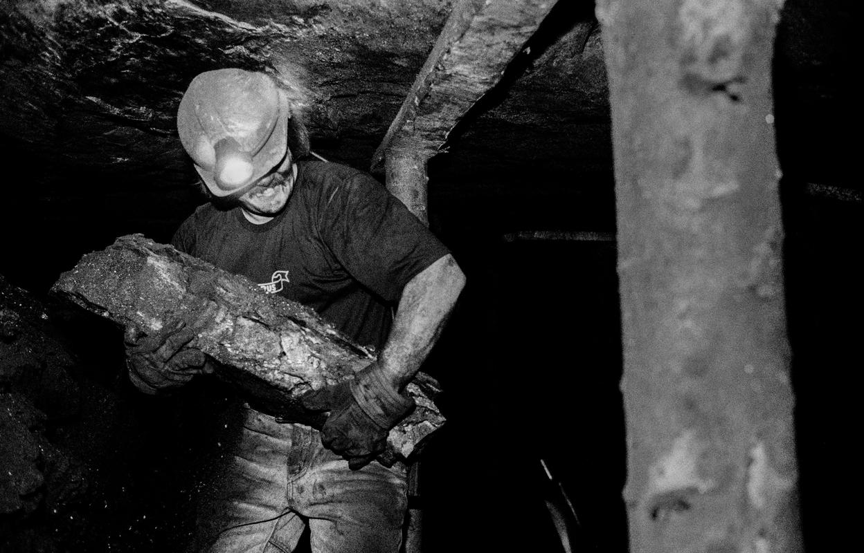 GB. WALES. Neath Valley. Black mountain coal. Miner hand loading coal - up to 7 tons a day. 1993.