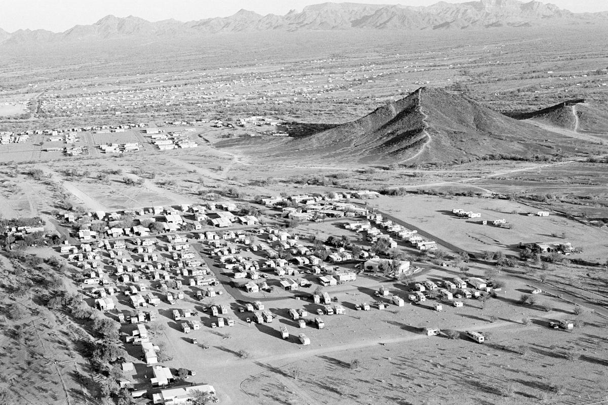 USA. ARIZONA. Quartzsite. Quartzsite is a small town, population 2000, in South-western Arizona desert.  From October through March the population increases to near the million mark.  The new visitors are called the &#039;Snowbirds&#039; coming from the cold north in their RVs.  Parking in the desert costs just $50 for the whole season. This picture shows the start of the arrivals. 1997.