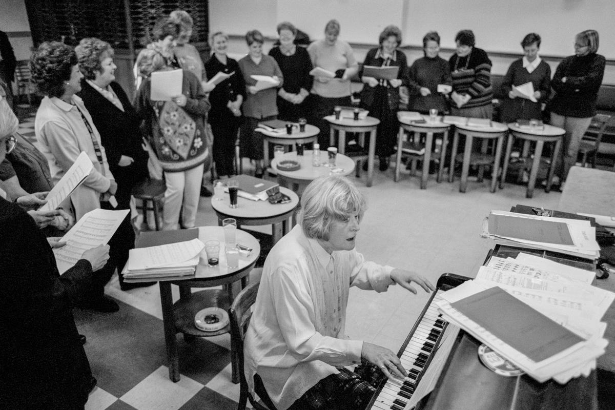 GB. WALES. Cwm. The womens choir. 1998.