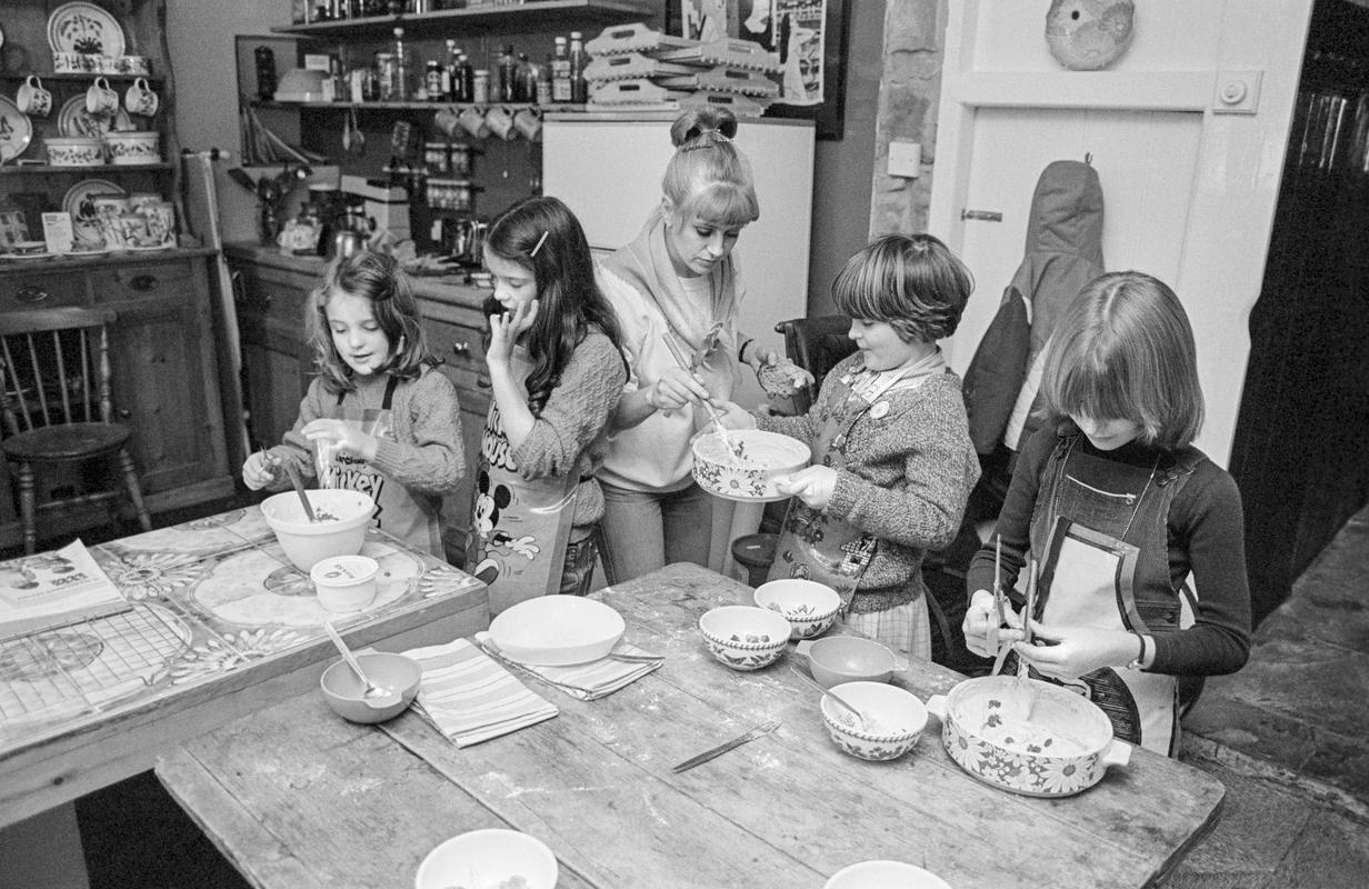 GB. WALES. Tintern. Cooking lessons with Sue Packer. 1981.