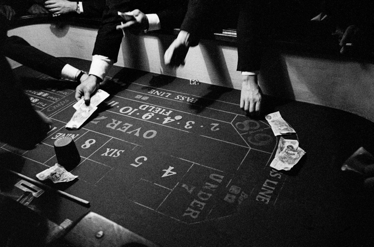 GB. ENGLAND. London. Aspinall&#039;s private gambling club. 1966.
