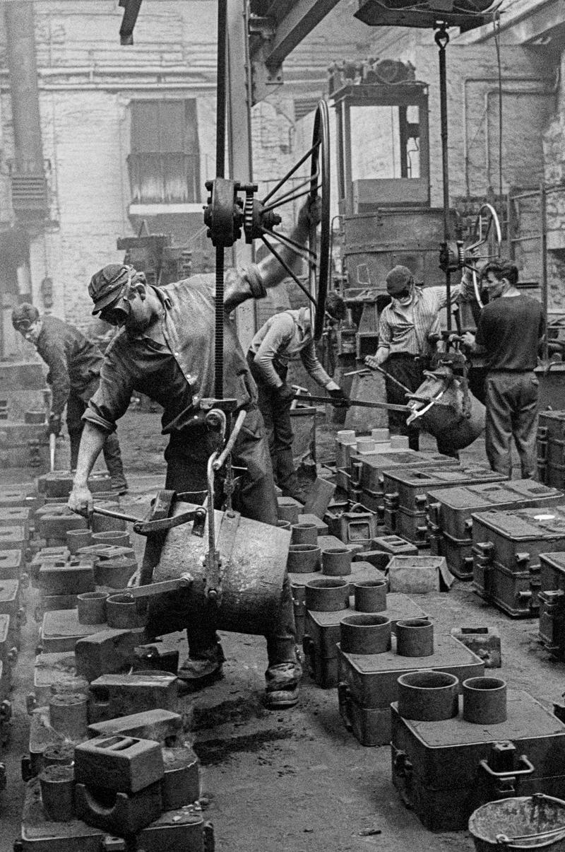 GB. WALES. Neath. Men casting in the Metal Box factory. Working in the steel industry is very dangerous work. 1967.