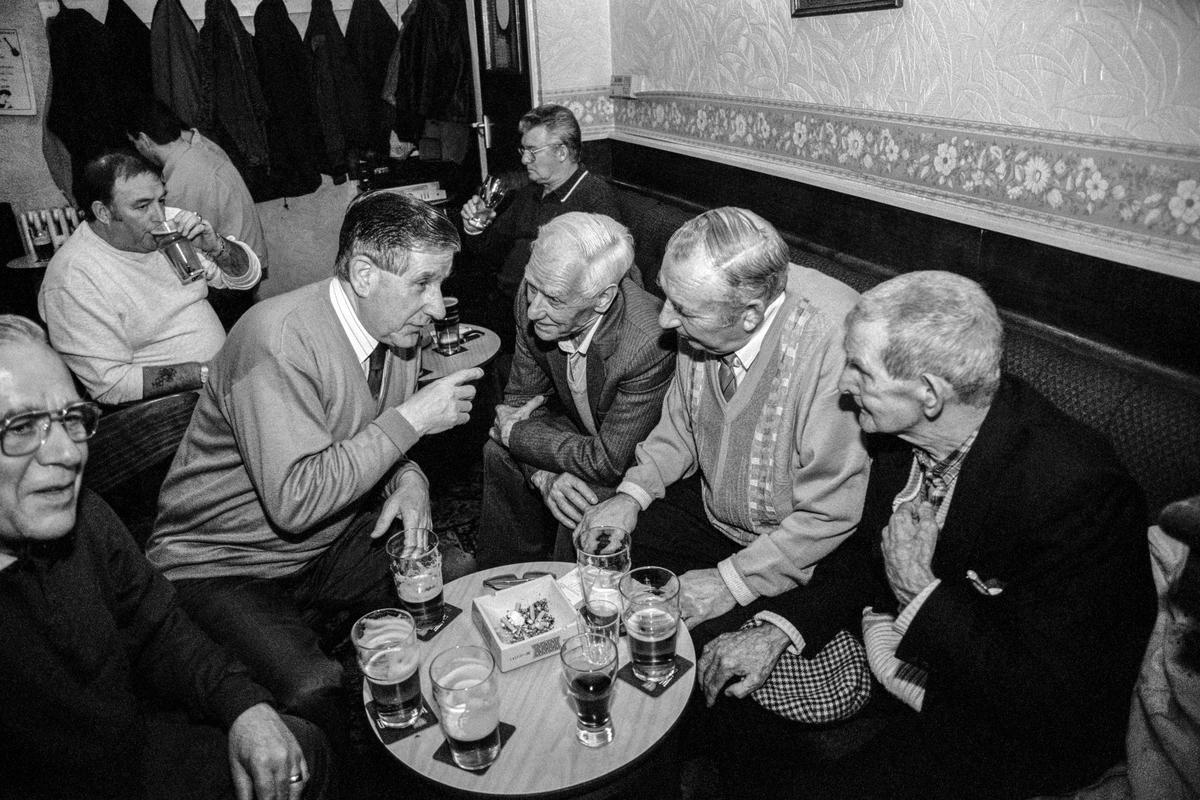 GB. WALES. Cwm. Social club. All ex-miners. 1998.