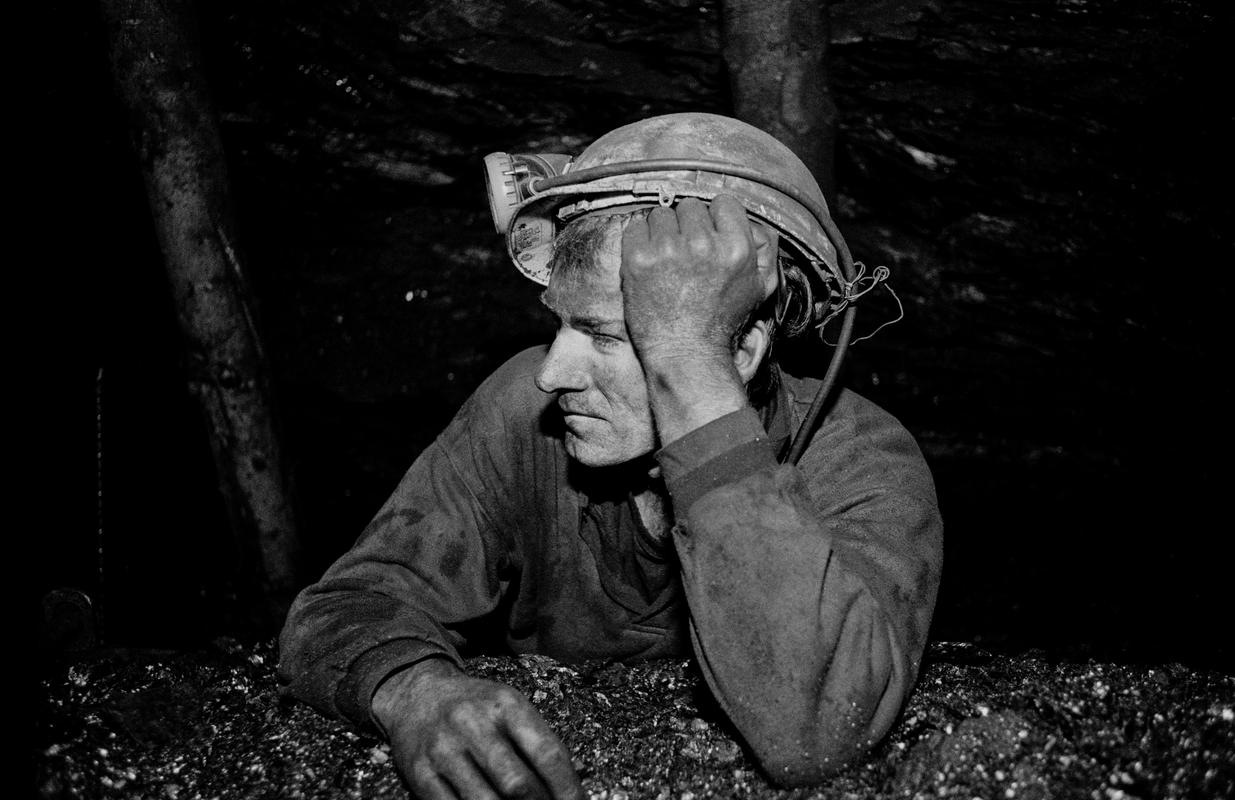 GB. WALES. Neath Valley. Black mountain coal. Miner underground, portrait. 1993