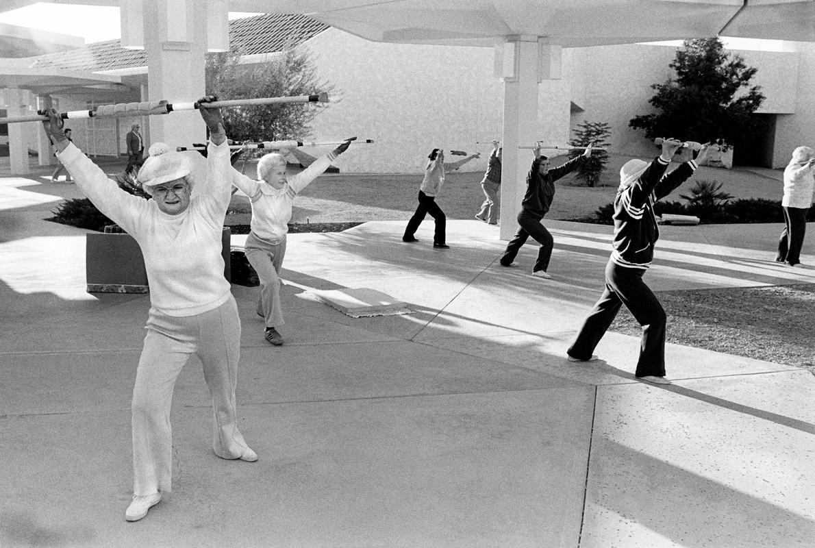 USA. ARIZONA. Sun City West. Early morning exercise class. 1979.