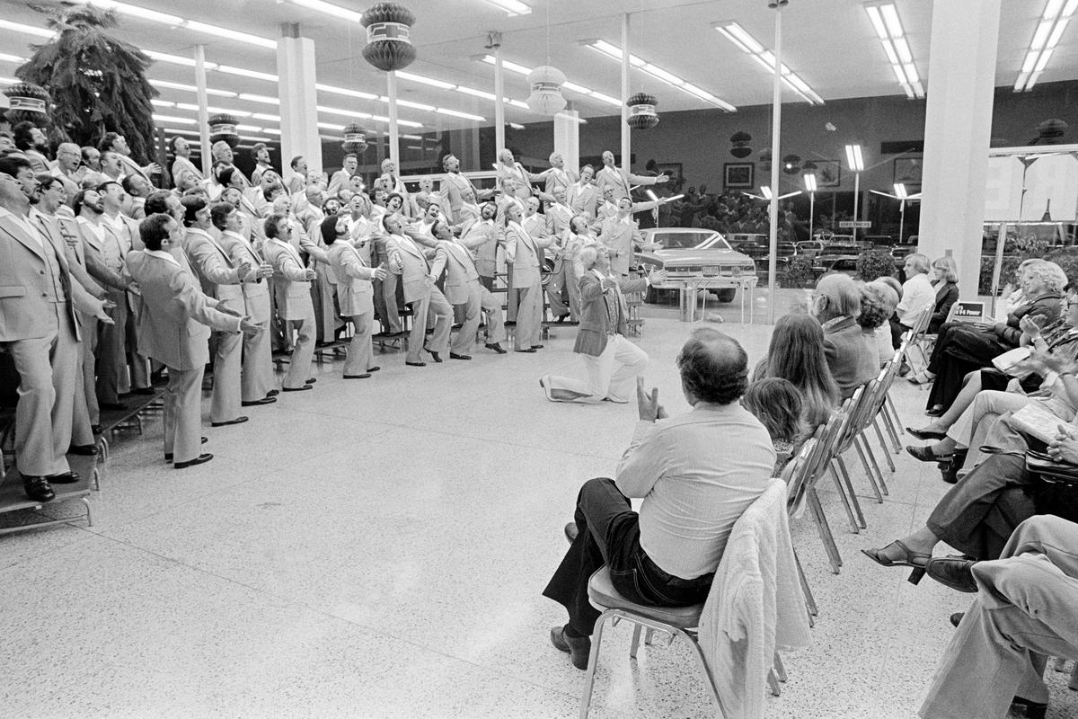 USA. ARIZONA. Phoenix. Lou Grubb Chevrolet Head quarters - Barber Shop show in sales room. 1979.