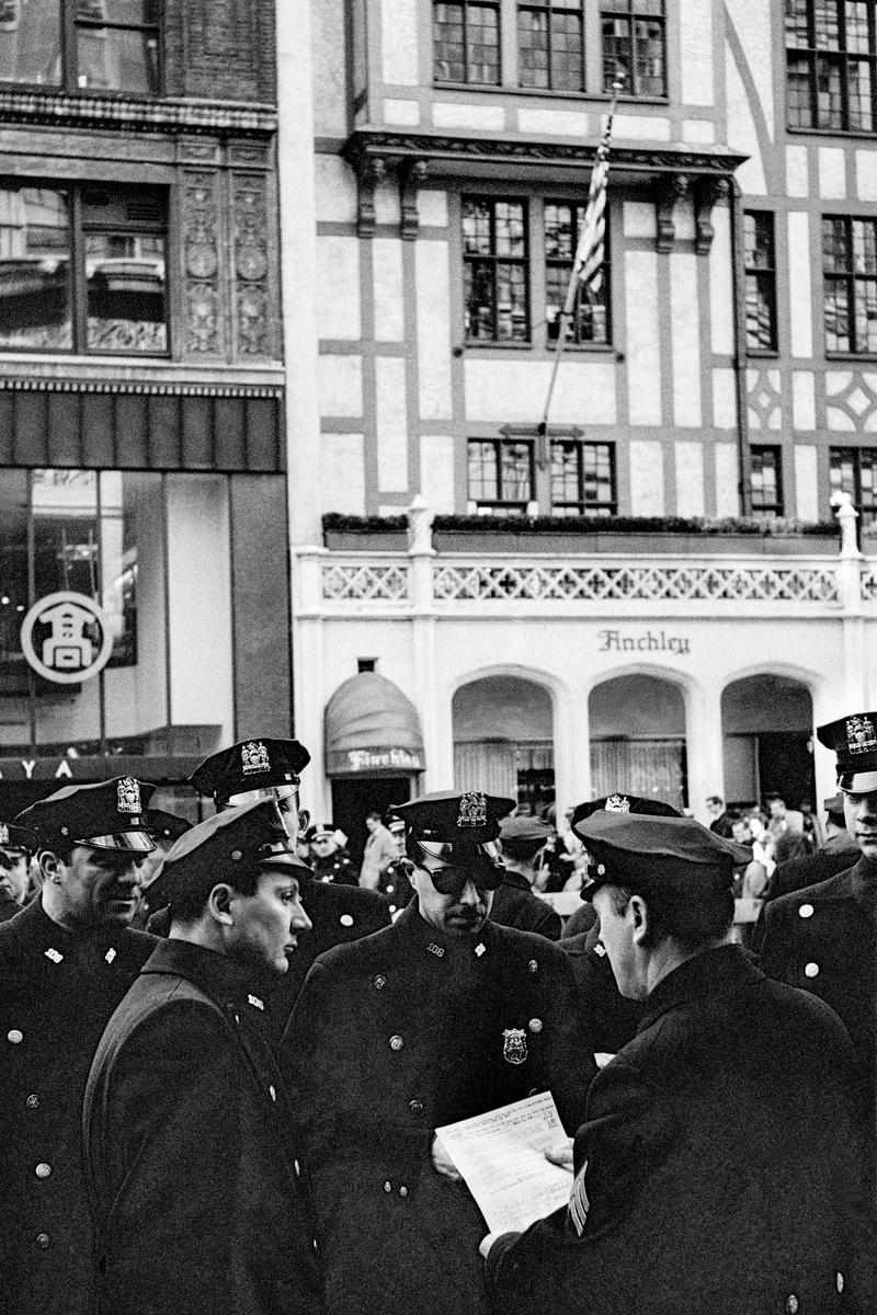 USA. NEW YORK. Lower Manhattan. Police discuss in 5th Avenue.  Plus the American Flag. 1962.
