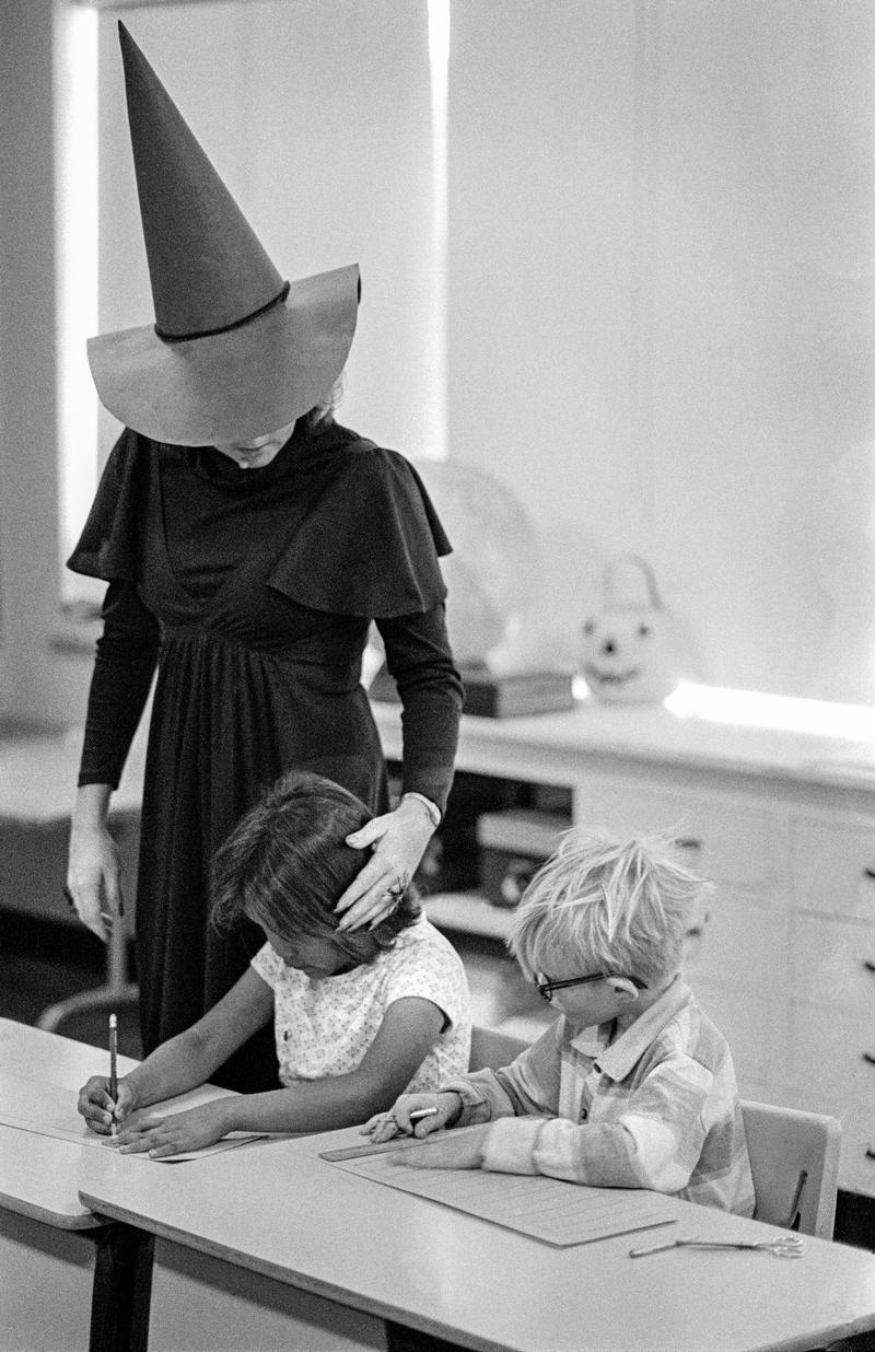 USA. ARIZONA. Phoenix. Kennilworth Elementary school in Phoenix where the students get into the spirit of Halloween celebrations with the help of a dressed up teacher. 1979.