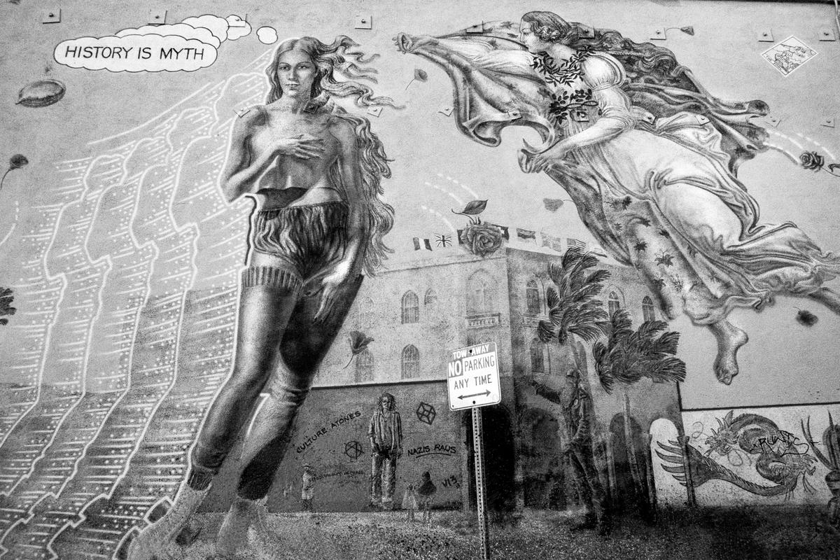 USA. CALIFORNIA. Santa Monica beach front mural. 2002.