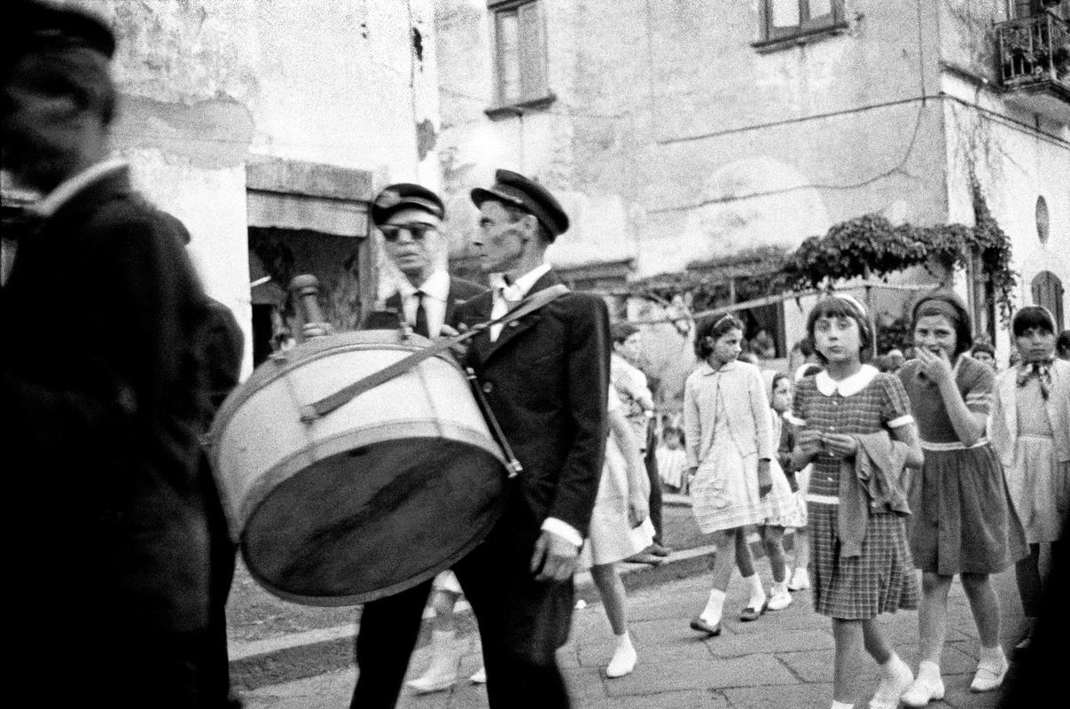 ITALY. Vesuvio. A street band with audience. 1964.