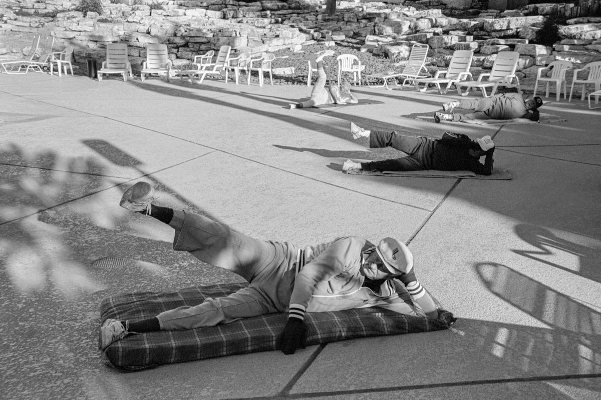 USA. ARIZONA. Sun City. Pool side exercise. 1997.