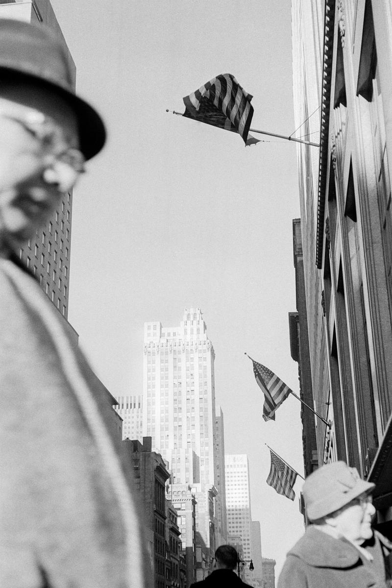 USA. NEW YORK. Street game in the snow. 1962.