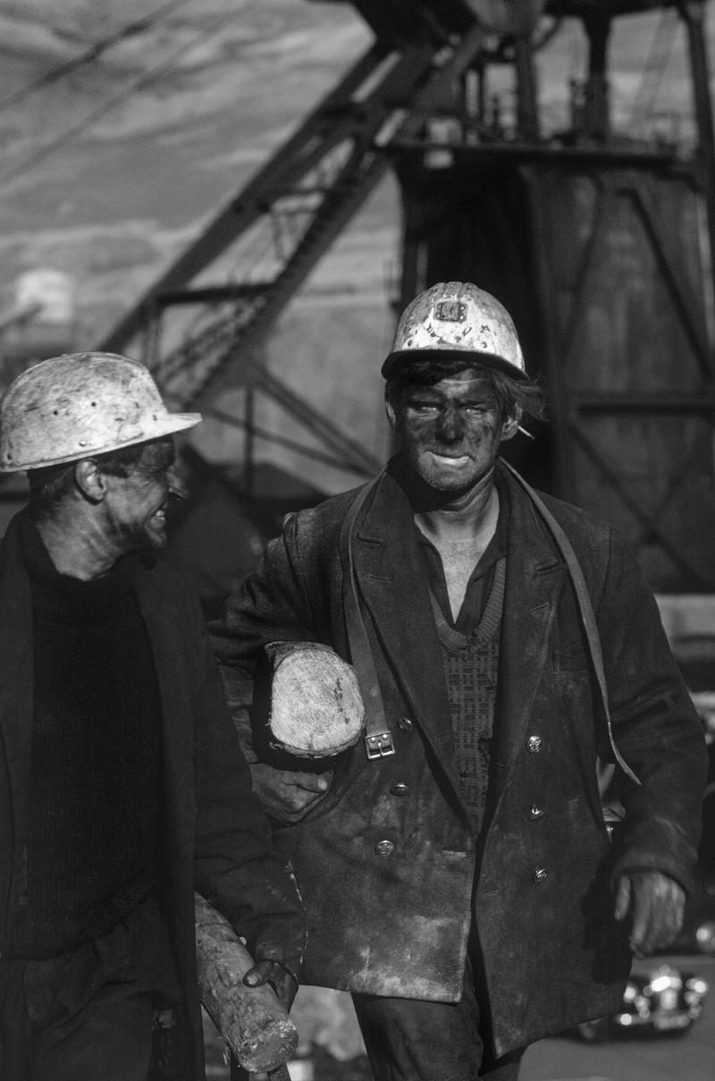 GB. WALES. Rhondda Valley. Miners at the end of their shift. 1972.