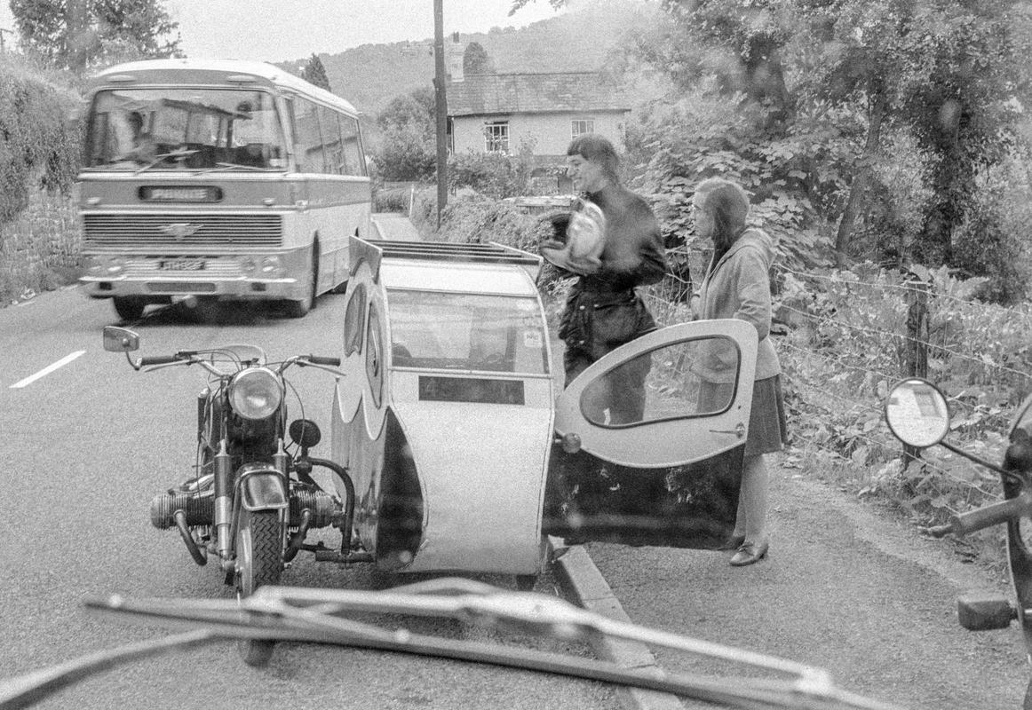 GB. WALES. Tintern. Passing visitors. 1977.