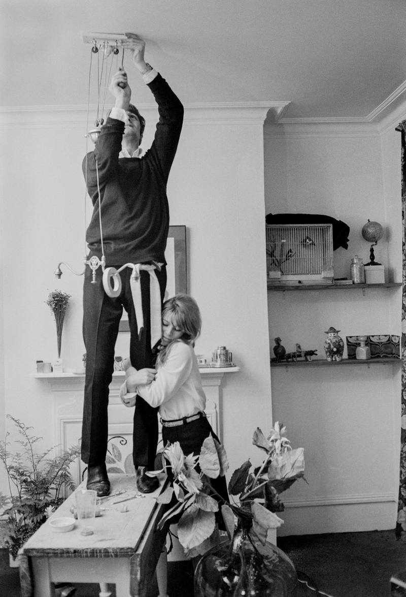 GB. ENGLAND. London. Actress Julie CHRISTIE with friend at home. 1965.