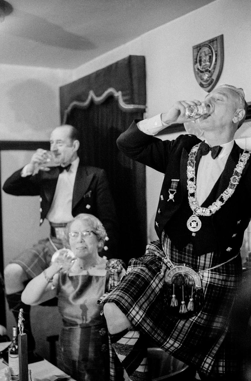 GB. SCOTLAND. Edinburgh. Drinking the toast to Robert Burns on Burns night. Full tartan is the dress of the evening. 1967.