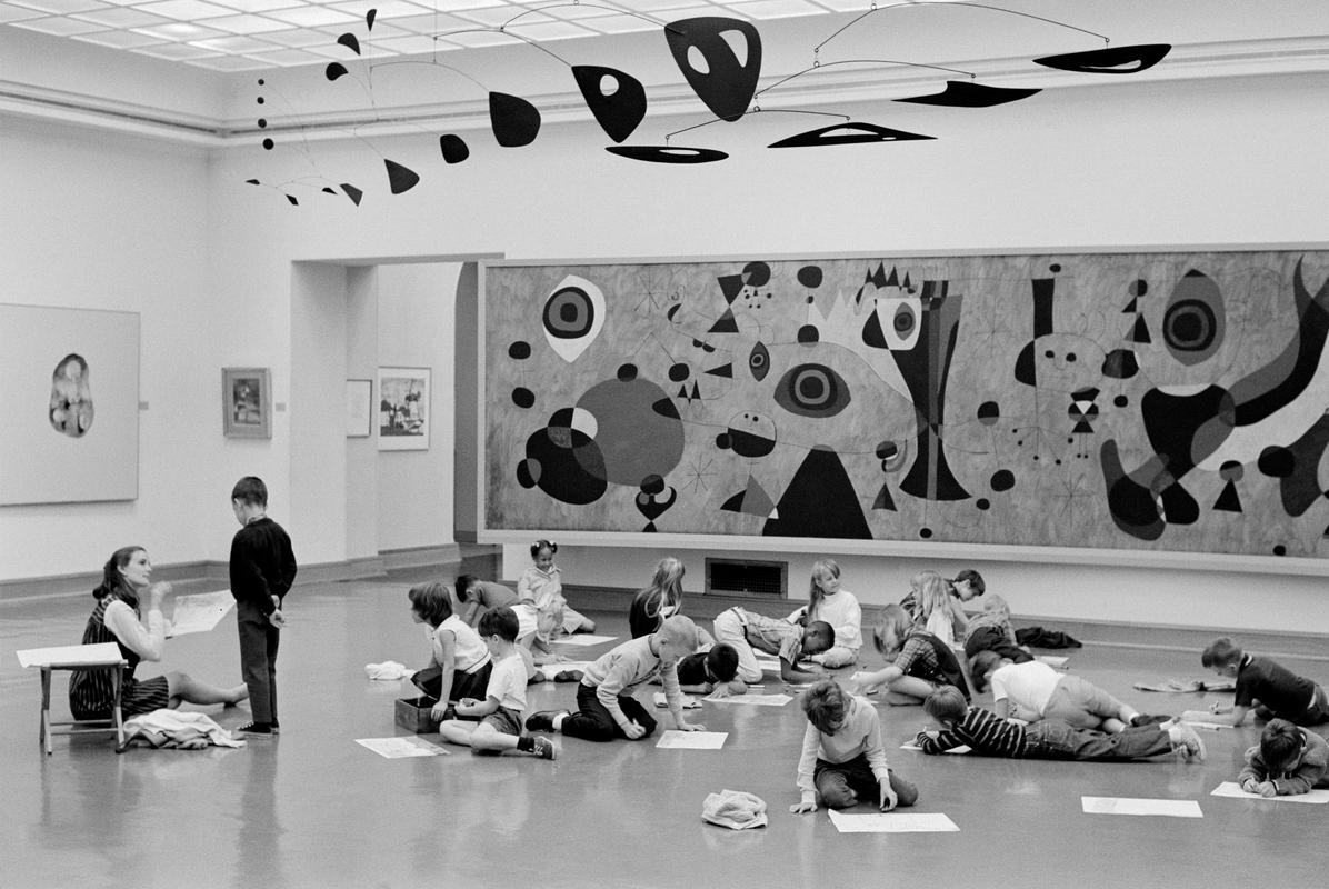 USA. Cincinnati. School art class in the museum. Miro painting in the background and Calder mobile overhead. 1968