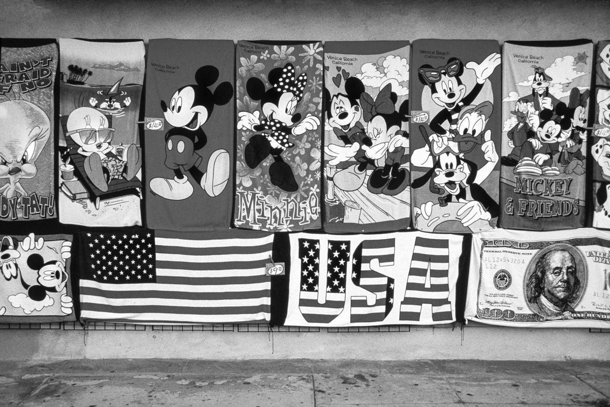 USA. CALIFORNIA. Santa Monica. Beach front walk, culture in Towels. 2002.