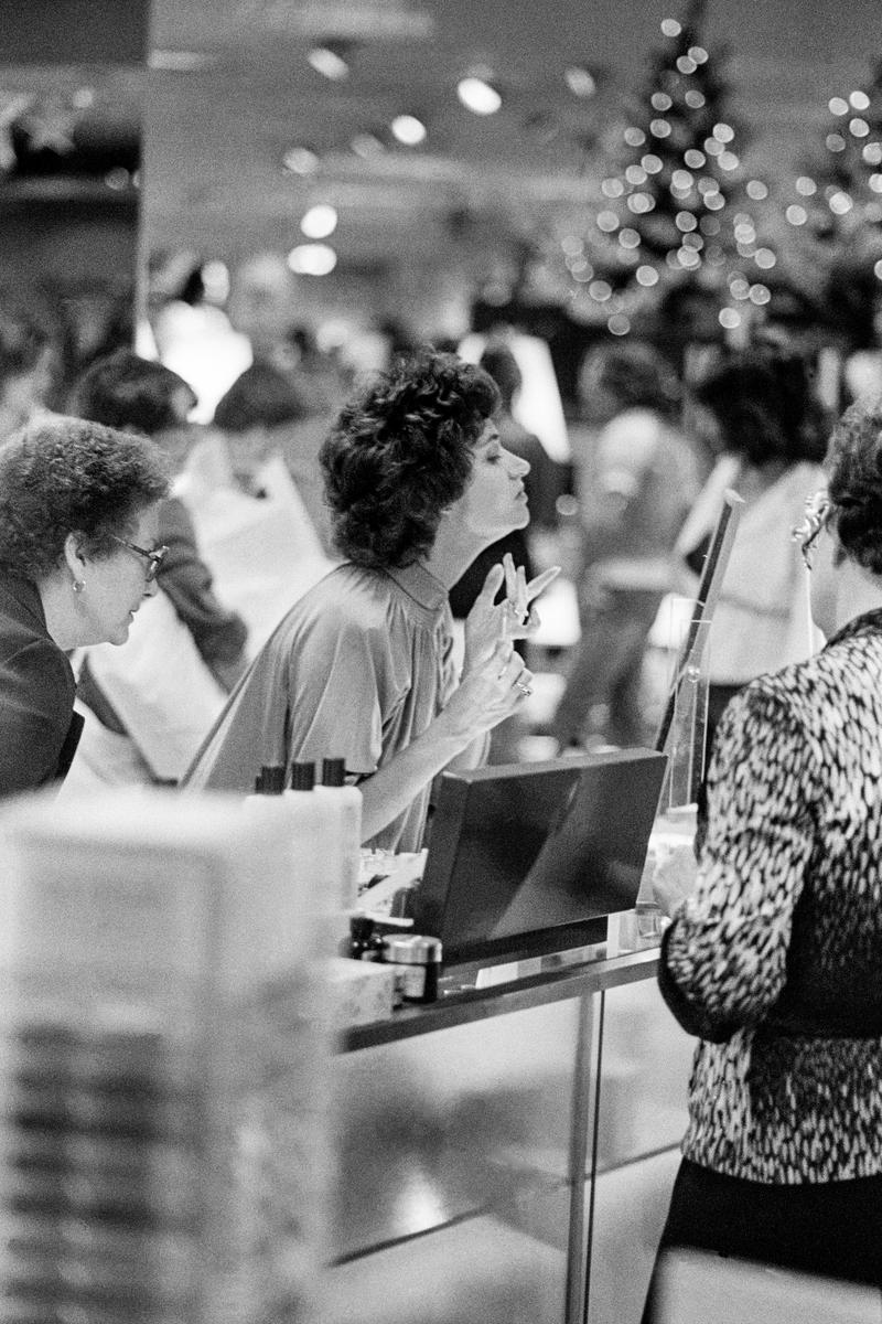 USA. ARIZONA. Phoenix, major store, Goldwaters. Looking for beauty. 1979.