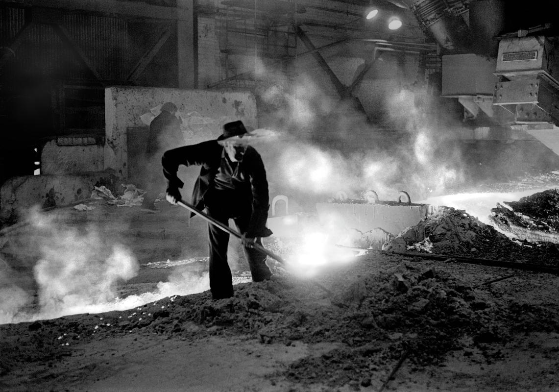 GB. WALES. Shotton. Working in Shotton Steel Works during its last days before closing. 1974.