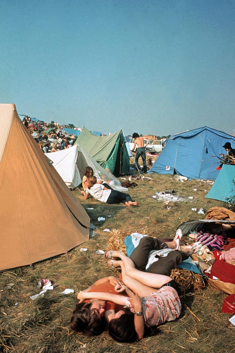 GB. ENGLAND. Isle of Wight Festival. A couple waking up after a night huddling together to keep warm. 1969.