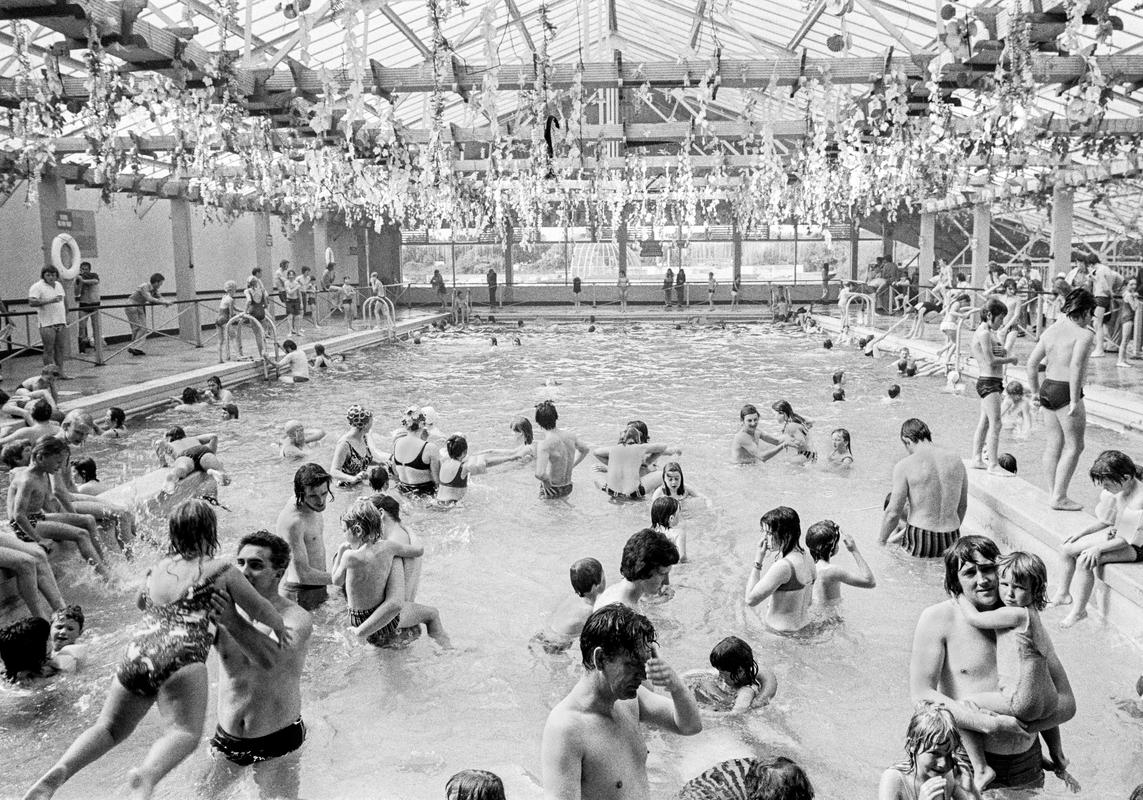 GB. WALES. Pwllheli. The indoor pool at Butlin&#039;s Holiday Camp. A wonderful idea allowing working class people to have cheap family holidays. 1974