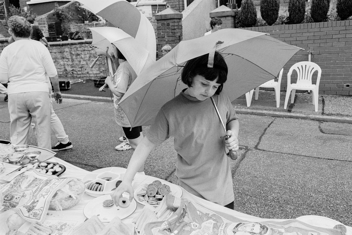 GB. WALES. Abertillery. VJ street party. Food for all. 1995.