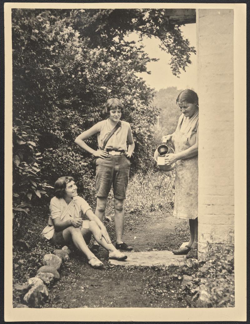 Nanno Morgan (Post Office) + Una + Auntie Liz - Nanna's mother