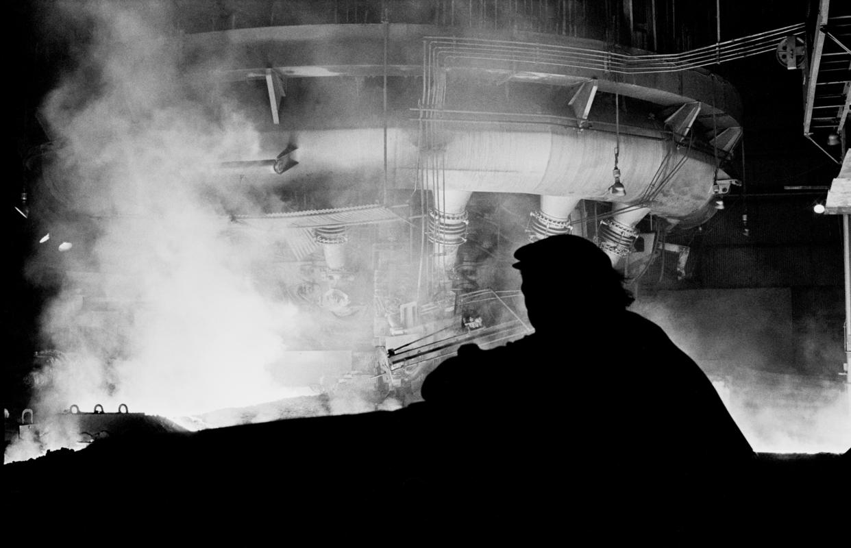 GB. WALES. Shotton. Working in Shotton Steel Works during its last days before closing. 1974.