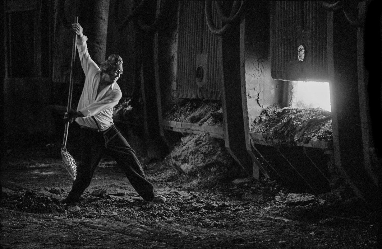 GB. WALES. Shotton. Steel worker. 1977