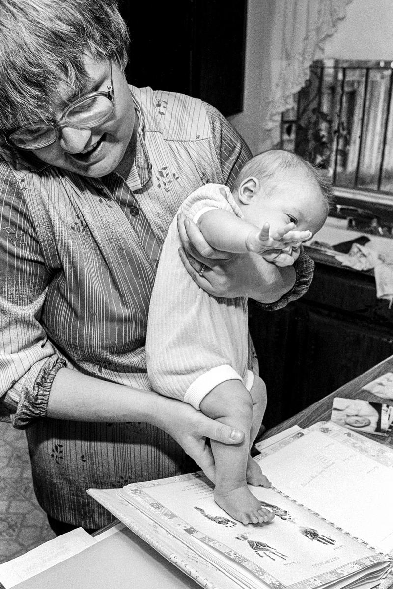 Preemie Baby unit at St Joseph&#039;s Hospital. Born 10 weeks early, had brain haemorrhage, hydrocephalus and pneumonia. Survived and flourished. Diane Knipp shows her son Frankie how much his feet have grown since his birth.