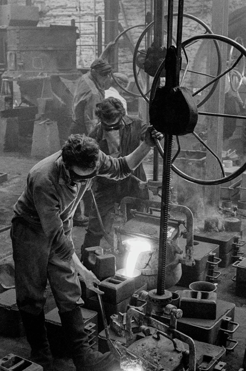 GB. WALES. Neath. Men casting in the Metal Box factory. Working in the steel industry is very dangerous work. 1967.