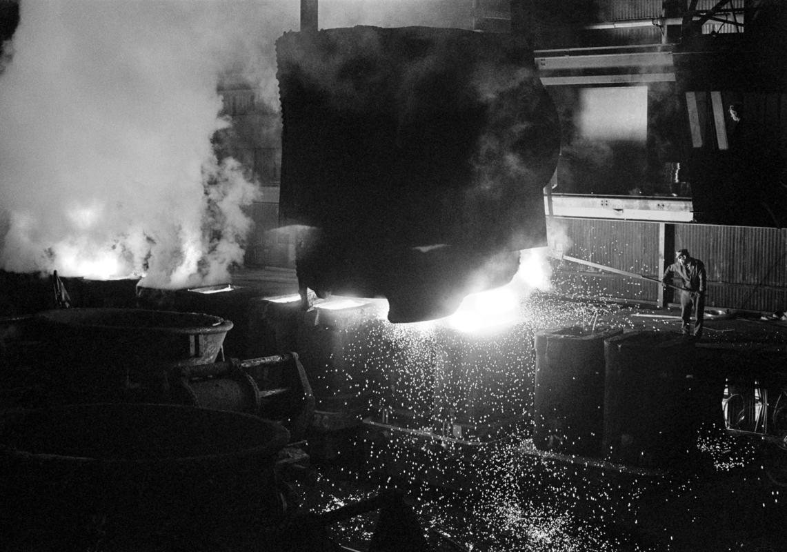 GB. WALES. Shotton. Working in Shotton Steel Works during its last days before closing. The last pouring. 1977.