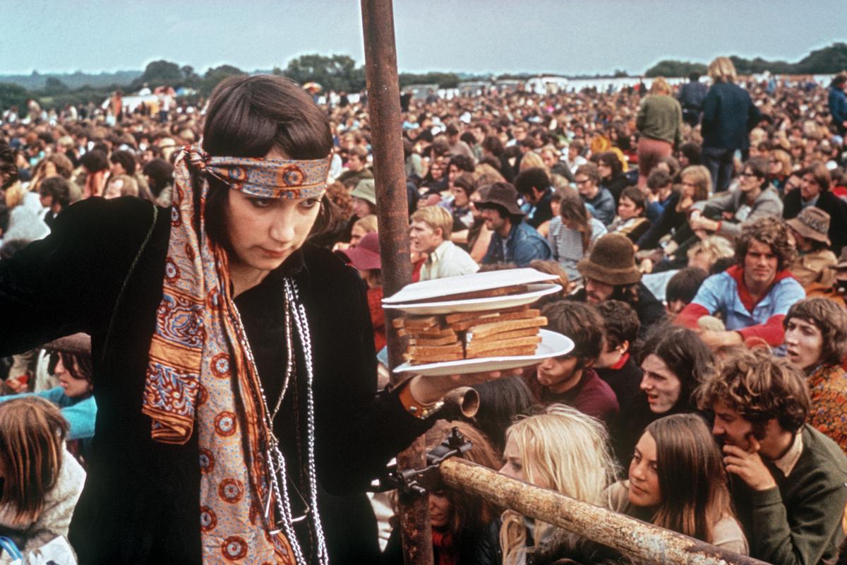 GB. ENGLAND. Isle of Wight Festival. Getting food often means a long wait. Cooking your own is much better, some get fancy and others settle for sandwiches. 1969.