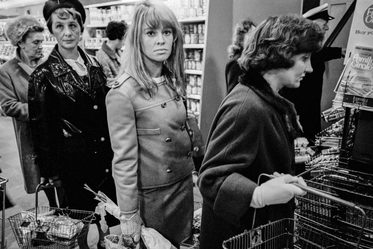 GB. ENGLAND. London. Actress Julie shopping in her local store. 1965.