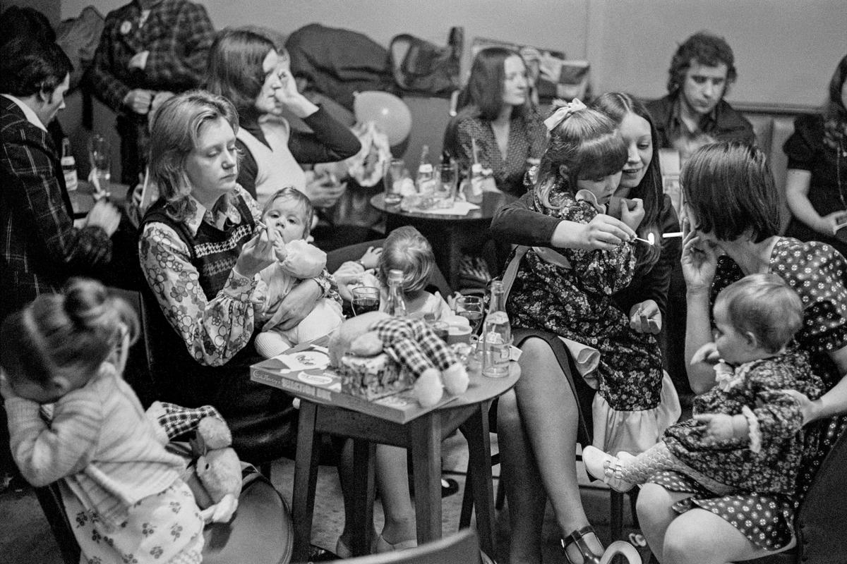 GB. WALES. Abertillery. Children&#039;s party. 1974.